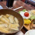 唐揚げのジョンソン - 油揚げの味噌汁の油揚げ大量(^^)プチトマトも丸ごと一個。たまに半分とかあるからサービス旺盛ですよね
