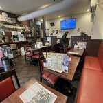 唐揚げのジョンソン - 店内はそう広くはありませんが、モニターや明るい雰囲気で適度に心地よいです