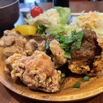 唐揚げのジョンソン - 左2個がジョンソンさん。右2個がマークさん。