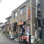 唐揚げのジョンソン - 店構え。厨房直結のテイクアウトコーナーも利便性が良さそうです