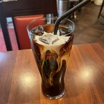 唐揚げのジョンソン - ドリンクはアイスコーヒーチョイス。ペットから注ぐの見えたので何となくミルク入れる