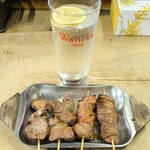 一力 - 氷無しチューハイとハツ塩(左)、ればタレ(右)。どっちも美味しいけど、ればは特に良かった。