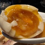 支那ソバ 小むろ - 味付け玉子アップ