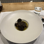 シャントレル - 6皿目
      フォアグラのポワレ、ゴボウのスープ、黒トリュフ。
      