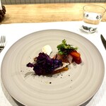 シャントレル - 4皿目
      サワラのマリネ、ニンジンピューレ、赤キャベツ、チーズで和えたカキ、野菜サラダ。