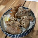 アンプオキナワ - 鶏の出汁唐揚げ、ぐまー海老のから揚げ