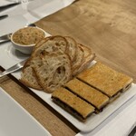 シャントレル - 1皿目
      スモークサーモンのリエット、クロックムッシュ。