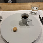 シャントレル - 2皿目
      フォアグラのマカロン、キノコのスープ。