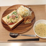 トーコーキッチン - 朝パン ピザトースト キッシュ、サラダ スープ