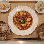 トーコーキッチン - 四川風麻婆豆腐 副菜二品 豚汁 ご飯