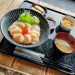 光る海 - 生ホタテ丼