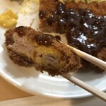 勝烈庵 - とんかつを持ち上げてみました(o^^o)♡とんかつ、スッゴク！！柔らかぁい♡