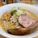 八乃木 - 味噌ラーメン　角度を変えて