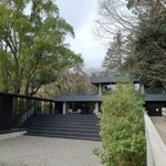 惣湯テラス - 総湯テラス 全景。万葉公園の一番奥にある。日帰り温泉施設で、食事、温浴、ライブラリでの休憩などで、計5時間滞在できる。温泉は共同と個別の2箇所があり、いずれも川沿いの露天タイプで心地良い。