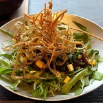 惣湯テラス - 主菜「鰤と大根の照り焼き」。牛蒡とえのきの素揚げが、水菜とともに鰤と大根を覆っている。柚子の小片がアクセントとなって味を引き締めている。