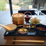 惣湯テラス - 主菜「鰤と大根の照り焼き」、ご飯「真鯛の酒蒸し蒸篭ご飯」、香の物、赤だし。