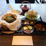 惣湯テラス - 主菜「鰤と大根の照り焼き」、ご飯「真鯛の酒蒸し蒸篭ご飯」、香の物、赤だし。奥は鯛茶漬け用のお出汁。