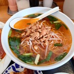 中華一番 - ◯台湾ラーメン
＋250円なのに、小ラーメンではなくて
普通サイズの大きさなラーメンだよねえ❗️

唐辛子のピリ辛な醤油味となる

大陸系中華料理店あるあるな、中国系の仕入れであろう