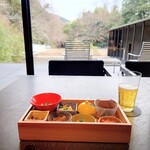 惣湯テラス - 小鉢八種盛り合せ、ノンアルコールビール。有料対象品の一杯目はプランに含まれる。日本酒やワインも選べる。