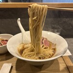 RAMEN MATSUI - 【麺】味4.1
      麺は細麺のストレート❤︎
      味わい濃厚な、、！箸のかかりが良い麺である。
      硬さは柔らか過ぎず、時間が経過してもパフォーマンスは崩さない。
      啜るのに特化した麺である_:(´ཀ`」 ∠):