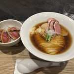 RAMEN MATSUI - カウンター席に座り、7分後に着丼です。
                                ほぉ〜ぉ〜、かなり美しいラーメンです❤︎
                                コレは間違いありませんね╰(*´︶`*)╯♡
                                「鴨ロースめし」も食欲をそそるフォルムです。
