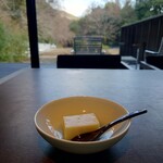 惣湯テラス - 甘味はさつまいもの寒天。頂く前にコーヒーを取りに行く。コーヒーはフリーで、館内にいる間中、飲むことができる。