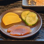 惣湯テラス - 香の物。奥は鯛茶漬け用の白ごま。