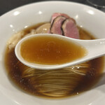 RAMEN MATSUI - 【スープ】味4.6
      では、ひと口、、、旨まぁ〜い╰(*´︶`*)╯♡
      鶏油が口の中で広がって、薄く鶏の膜を張ります。
      やっぱり「鶏」はいいなぁ、ん、、生姜の香りが後からすぐに追ってきます。