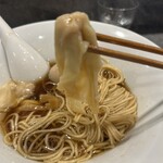 RAMEN MATSUI - 【雲呑】味3.7
      肉餡はほんの小さく「ぷるっと」した皮の割合が多いのが特徴。厚さはそれほど無く、ひと口で楽しむ「雲呑」❤︎「雲呑」は自家製とのことです。