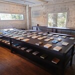 惣湯テラス - ライブラリー。1500冊の蔵書の中からセレクトされた150冊が並べられている。この隣に席があり、食事と入浴以外の時間の多くはこの部屋でゆっくりと過ごすことが出来た。