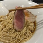 RAMEN MATSUI - 【鴨ロース】味3.8
      噛み締めて「ギュッと」した旨味を出してくれる鴨❗️時間がかかるのだが、噛み締めないと真価は出てこない。
      鴨にしては、甘い脂を携えています。
      やるなぁ旨いぞぉ(●´ω｀●)