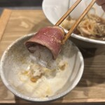 RAMEN MATSUI - 「わさび」と「甘辛ダレ」が合わさっているので、「わさび」の「ツーん」とする刺激は和らいでいる。
      混ぜてしまっているのが、少し残念ですね。タレをつけた鴨肉の上に、、「わさび」の方が良さそうな、、、。