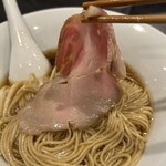 RAMEN MATSUI - 【豚チャーシュー】味5.0
      初めて5.0って付けた❗️
      旨ぁい╰(*´︶`*)╯♡
      脂の甘味のグレイドが違います。旨い‼️
      低温調理のレアチャーシューだったので、数回スープを潜らせて食べました。