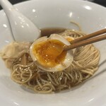 RAMEN MATSUI - 【味付玉子】味4.0
      黄身は自分の大好きなゼリー状です。黄身の旨味は申し分無し、優しい甘さである。
      咀嚼した感じは、玉子サンド❗️マヨのような旨味がプラスされているということ‼️
