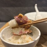 RAMEN MATSUI - 【鴨ロースめし】味3.7
      「鴨肉」4枚に「山わさび（北海道産）」を醤油漬けしたものと白髪ネギをトッピングしています。
      ご飯の硬さは普通で醤油がほんのりとご飯に付く程度❗️
      「わさび」と「甘辛ダレ」が‼️