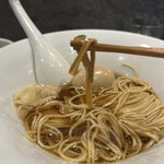 RAMEN MATSUI - 【メンマ・小松菜】味3.4
      メンマは多少細く設定されている。よく噛み締めると、徐々に昔懐かしいメンマの味が膨らみます。
      ※ 完全発酵の細切り乾燥メンマを水で戻してから味付してもの