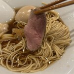 RAMEN MATSUI - 1枚目は低温調理っぽかったので、2枚目はスープで少し温める効果とスープの旨みを纏う効果を期待して沈めてました。
      「後でねぇっと」（映画：たんぽぽより）
      引き上げた鴨は、1枚目より少し硬くなったような