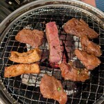 炭火焼肉ホルモンしま田 - 