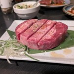 炭火焼肉ホルモンしま田 - 牛タン　じっくり焼くと旨い