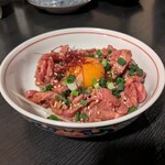 炭火焼肉ホルモンしま田 - レアユッケ　ランプ肉なので硬め