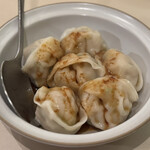 (楽)中華酒場 サンクスチャイナタウン - こちらも名物の水餃子！このタレがズルいんだわ！¥900