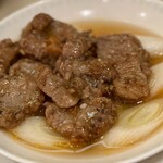 (楽)中華酒場 サンクスチャイナタウン - 豚肩ローストウチ蒸し、本当はパクチーが乗っているが、別皿にしてもらい、色目がさみしくなってしまったが、非常にサッパリとしていて、そこに魅力を感じる一品でした。¥880