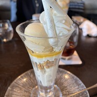 DINING & BAR TABLE 9 TOKYO - メープルとコーヒー（でも白）のアイスが美味なパフェ