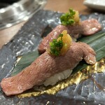 炭火焼肉 牛和鹿 - 炙り寿司（クリ）