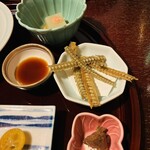 吉里 - 手前から鮪の佃煮、骨煎餅、焼き茄子の寄せ豆腐？