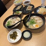 ラーメン ごくまる 大分大在本店 - もやしとんこつ　チャーシュー丼、餃子セット　と　鬼旨とんこつ　　半チャーハン、、餃子セット　と　　　　　　炒め野菜ときくらげトッピング