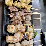 神戸・侍 - 皮塩焼(２本売り)１本¥80×2
炭火焼鳥¥150×8
ねぎみ×2、ハツ×2、レバー×2、豚バラ×2