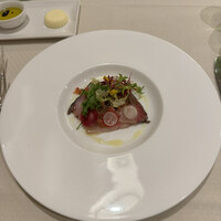 レストラン ロワール フレンチ - 藁で燻した鰤のミ・キュイ　柑橘類のビネグレット