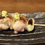 焼き鳥アポロ - そで。程よく脂がのっていますが、さっぱりした味わい。一口噛むと口の中に溢れ出す肉汁と、弾力ある食感