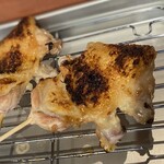 焼き鳥アポロ - 手羽、毎回このトレイの上で繰り広げられるどっちが大きいか、どっちを取るかの、静かな戦いが周りの人から失笑を浴びていることでしょう。